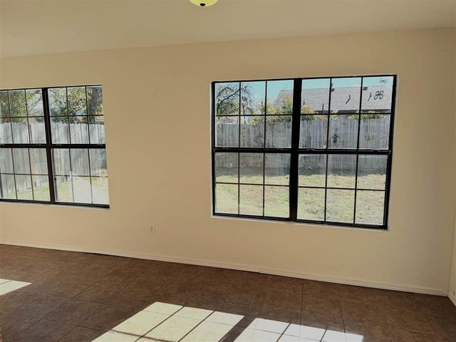 7610 NW Kingsbury Ave, Lawton, OK 73505