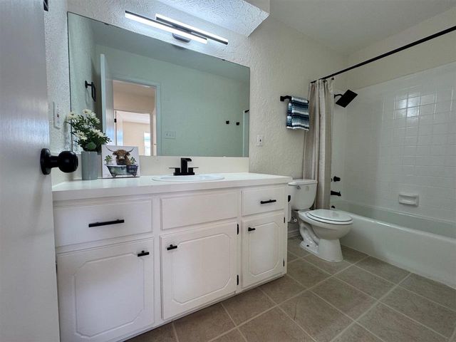 7610 NW Kingsbury Ave, Lawton, OK 73505