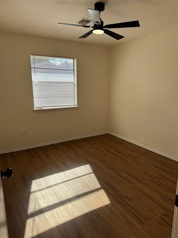 7610 NW Kingsbury Ave, Lawton, OK 73505