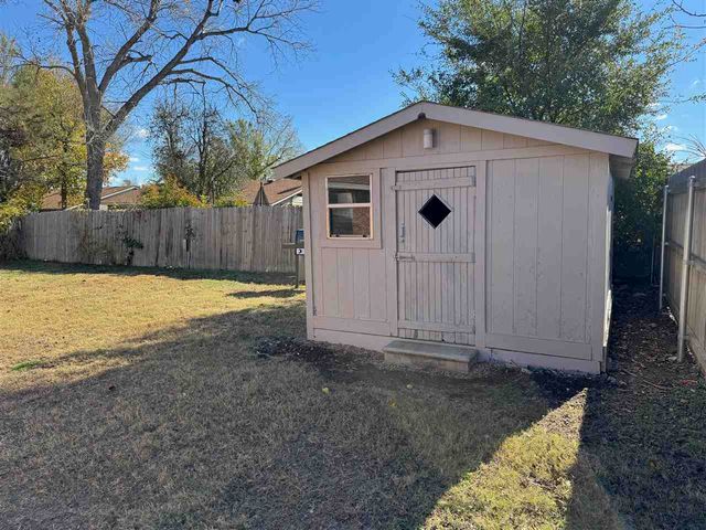 7610 NW Kingsbury Ave, Lawton, OK 73505