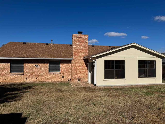 7610 NW Kingsbury Ave, Lawton, OK 73505