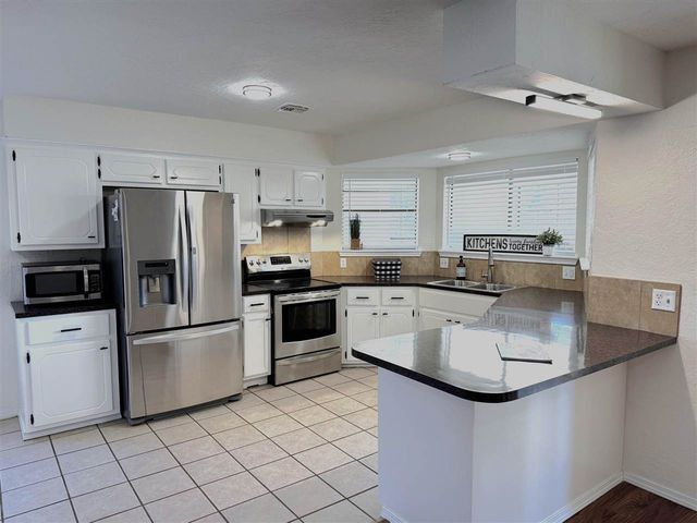 7610 NW Kingsbury Ave, Lawton, OK 73505