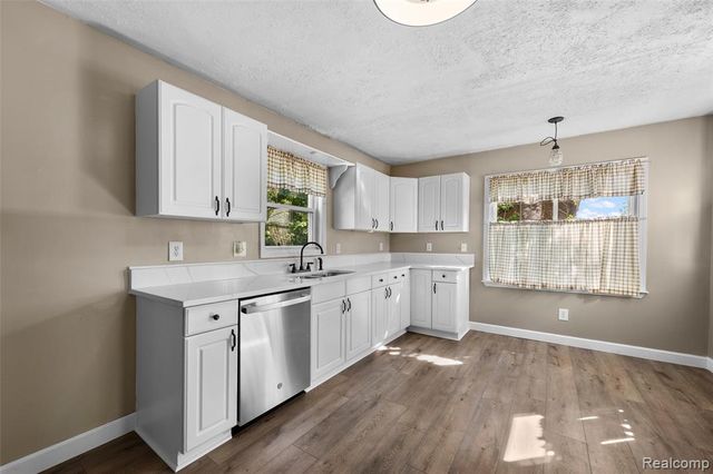 1629 E Elza Avenue, Hazel Park, MI 48030