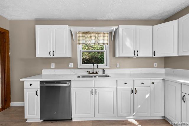 1629 E Elza Avenue, Hazel Park, MI 48030