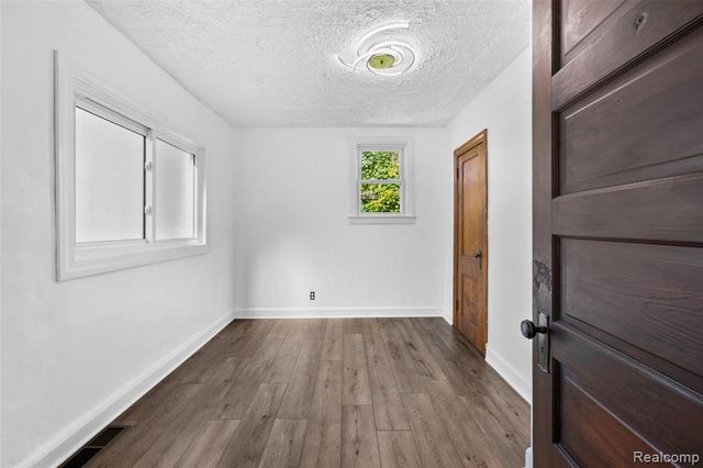 1629 E Elza Avenue, Hazel Park, MI 48030