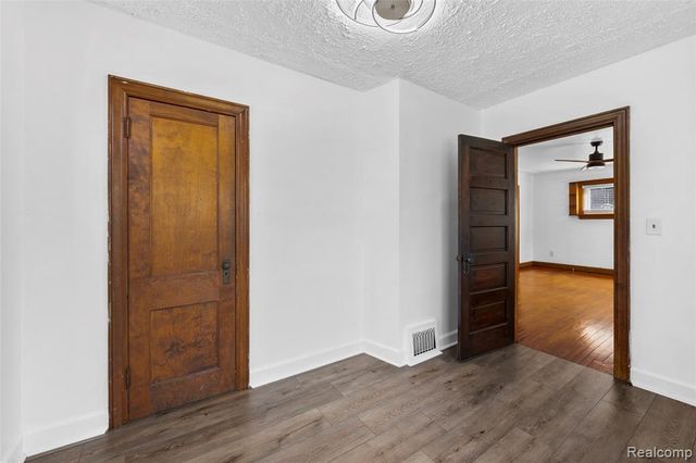 1629 E Elza Avenue, Hazel Park, MI 48030