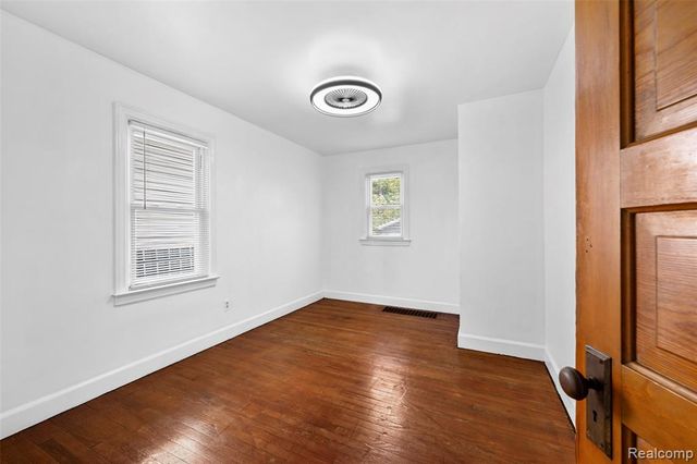 1629 E Elza Avenue, Hazel Park, MI 48030