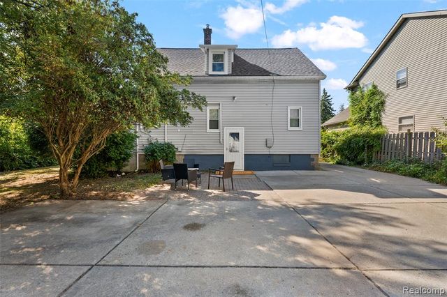 1629 E Elza Avenue, Hazel Park, MI 48030