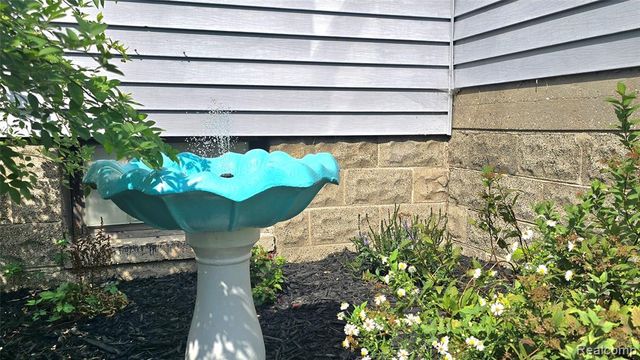 1629 E Elza Avenue, Hazel Park, MI 48030