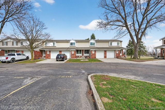 320 Hampton Court, South Lyon, MI 48178