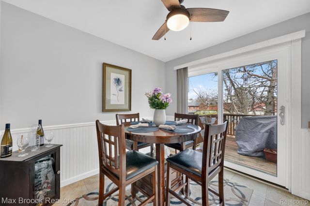 320 Hampton Court, South Lyon, MI 48178