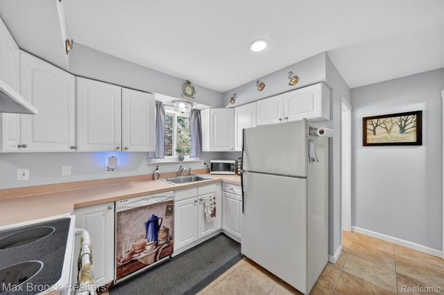 320 Hampton Court, South Lyon, MI 48178