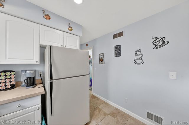 320 Hampton Court, South Lyon, MI 48178