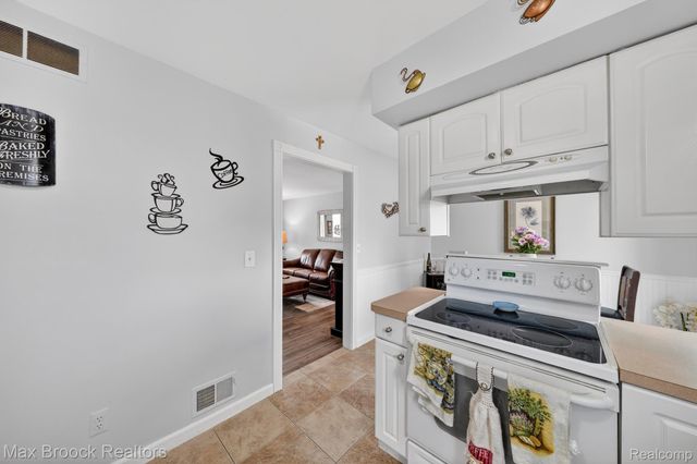 320 Hampton Court, South Lyon, MI 48178