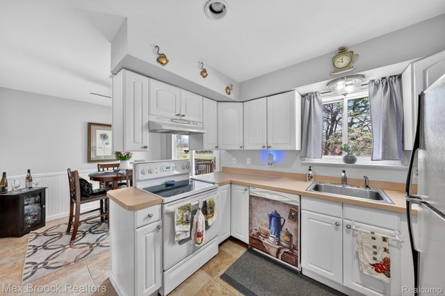 320 Hampton Court, South Lyon, MI 48178