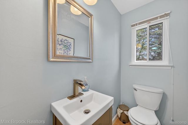 320 Hampton Court, South Lyon, MI 48178