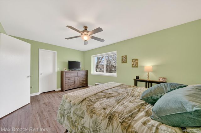 320 Hampton Court, South Lyon, MI 48178