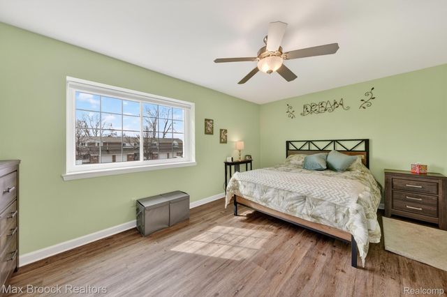 320 Hampton Court, South Lyon, MI 48178