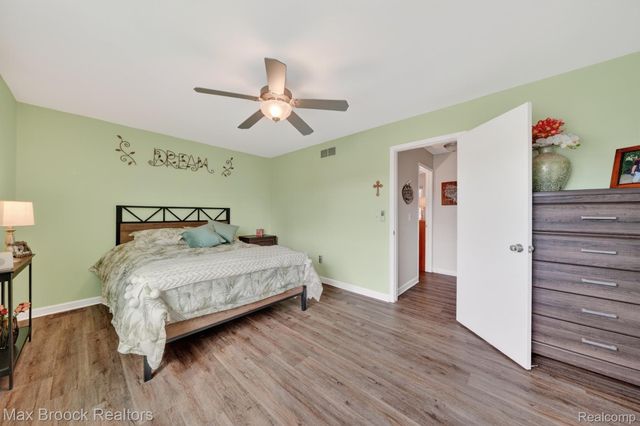 320 Hampton Court, South Lyon, MI 48178