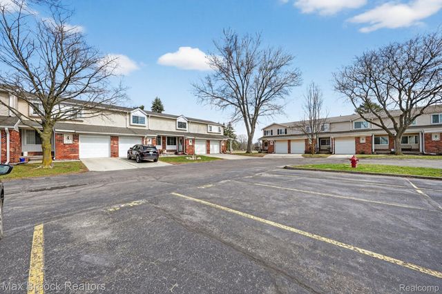 320 Hampton Court, South Lyon, MI 48178