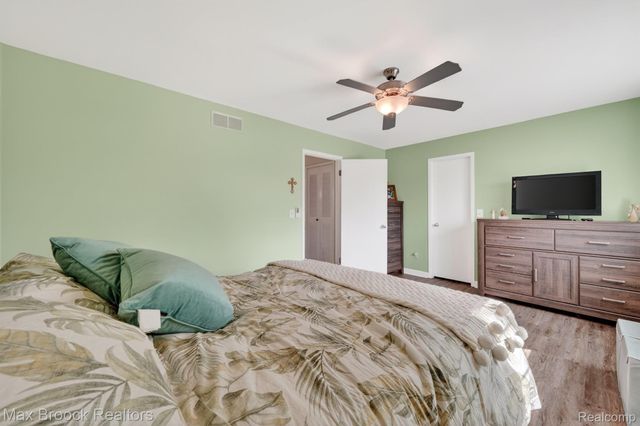 320 Hampton Court, South Lyon, MI 48178