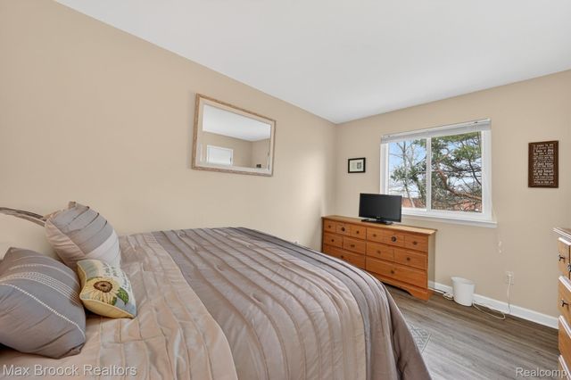 320 Hampton Court, South Lyon, MI 48178