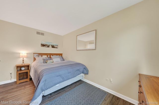 320 Hampton Court, South Lyon, MI 48178