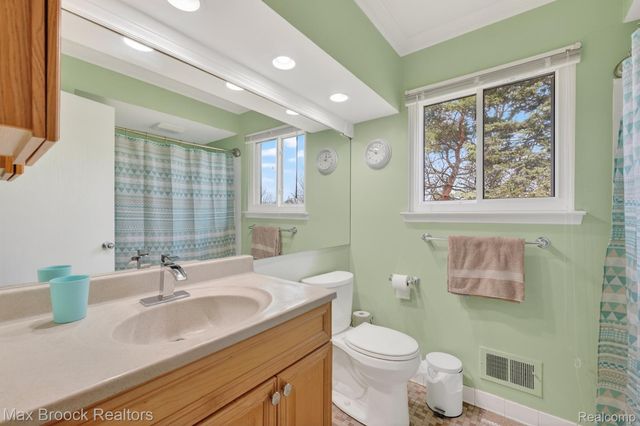 320 Hampton Court, South Lyon, MI 48178