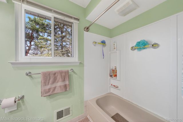 320 Hampton Court, South Lyon, MI 48178