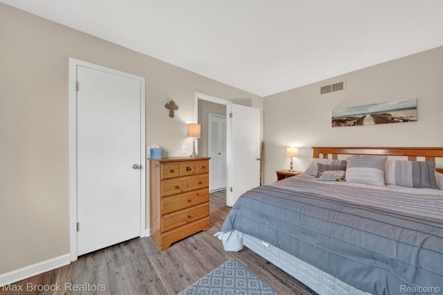 320 Hampton Court, South Lyon, MI 48178