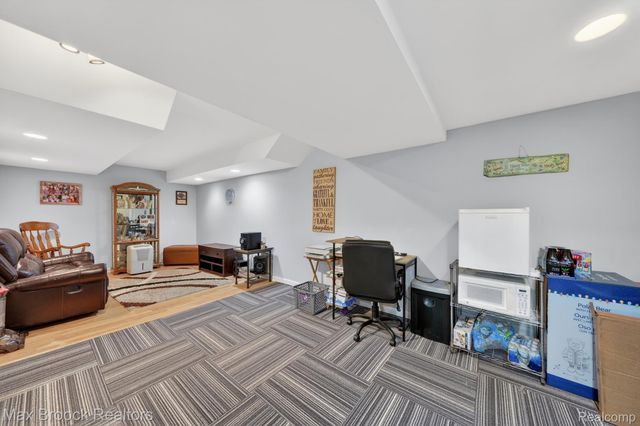 320 Hampton Court, South Lyon, MI 48178