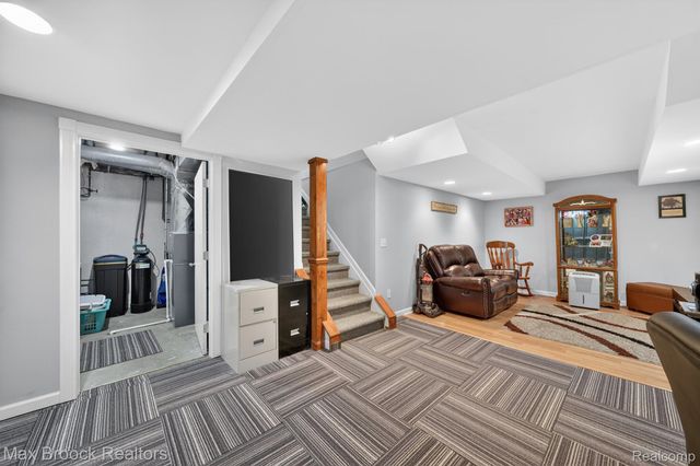 320 Hampton Court, South Lyon, MI 48178