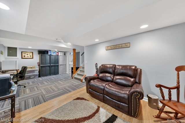 320 Hampton Court, South Lyon, MI 48178