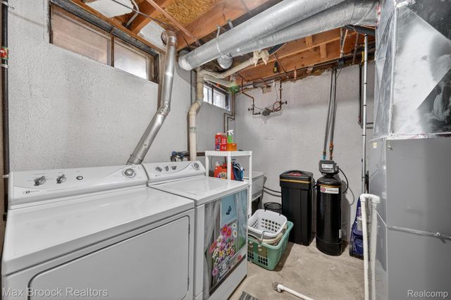 320 Hampton Court, South Lyon, MI 48178