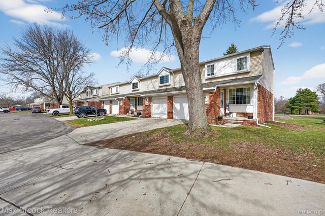 320 Hampton Court, South Lyon, MI 48178