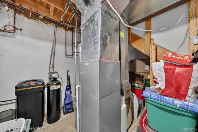 320 Hampton Court, South Lyon, MI 48178