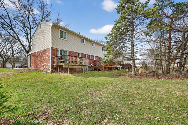 320 Hampton Court, South Lyon, MI 48178