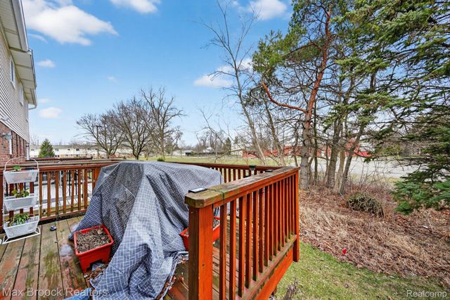 320 Hampton Court, South Lyon, MI 48178