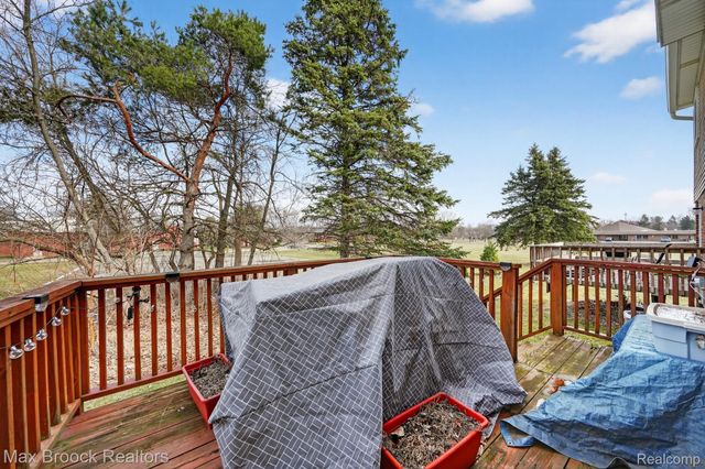 320 Hampton Court, South Lyon, MI 48178