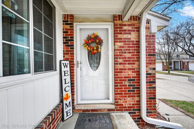 320 Hampton Court, South Lyon, MI 48178