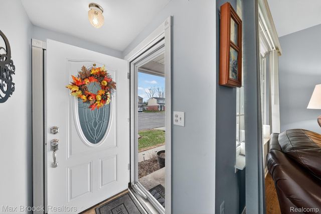 320 Hampton Court, South Lyon, MI 48178