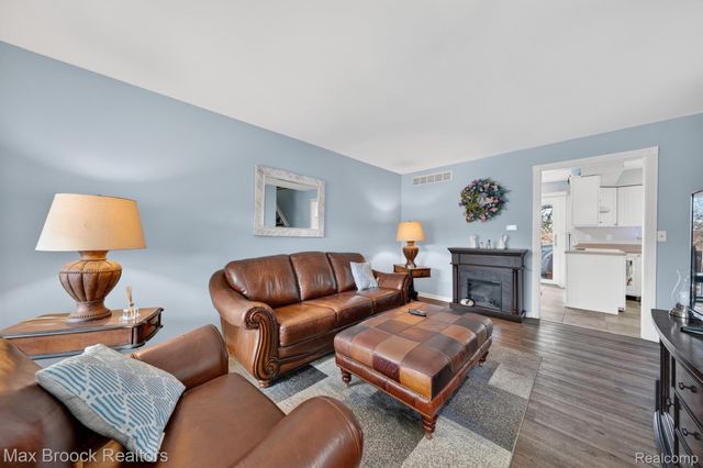 320 Hampton Court, South Lyon, MI 48178