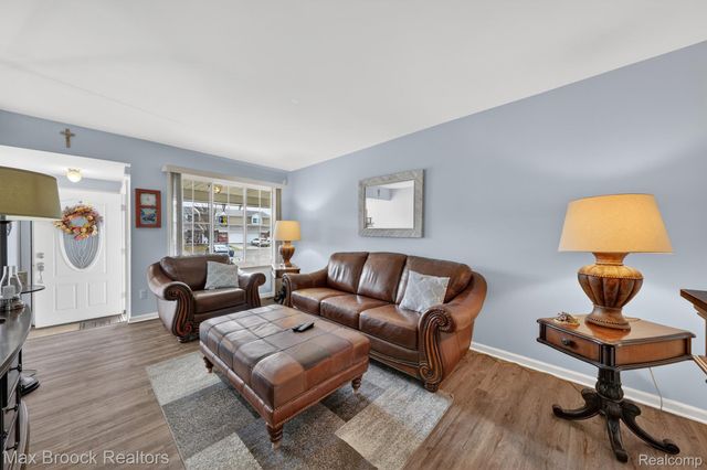 320 Hampton Court, South Lyon, MI 48178