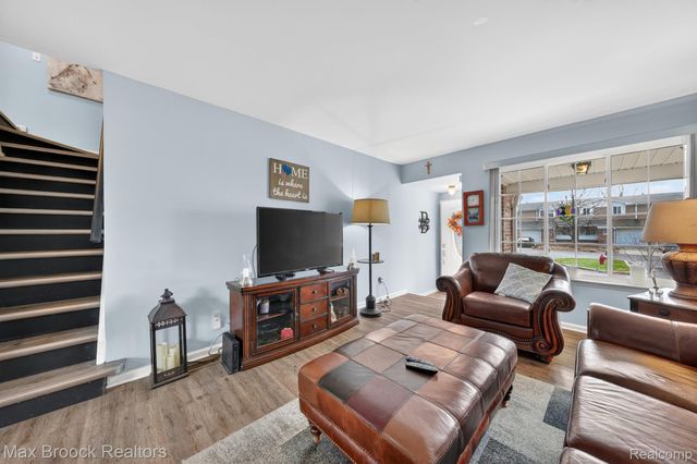 320 Hampton Court, South Lyon, MI 48178