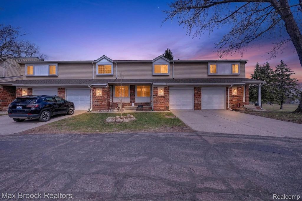 320 Hampton Court, South Lyon, MI 48178