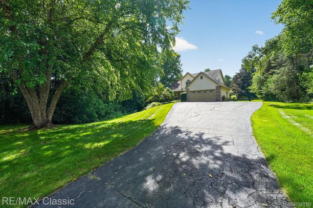 6280 Whispering Meadows Drive, White Lake Charter Township, MI 48383