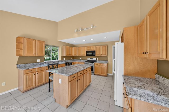 6280 Whispering Meadows Drive, White Lake Charter Township, MI 48383