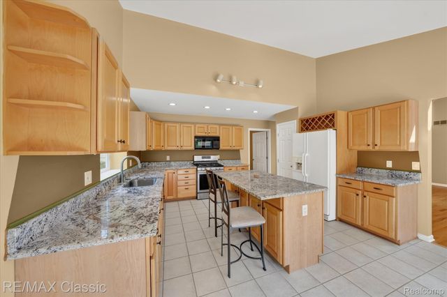 6280 Whispering Meadows Drive, White Lake Charter Township, MI 48383