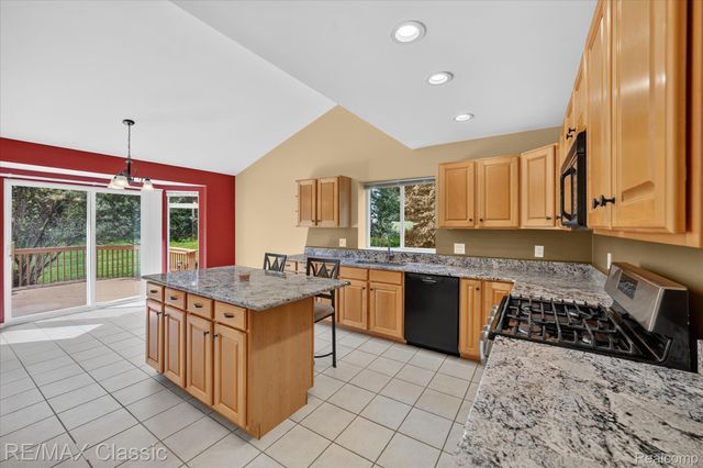 6280 Whispering Meadows Drive, White Lake Charter Township, MI 48383