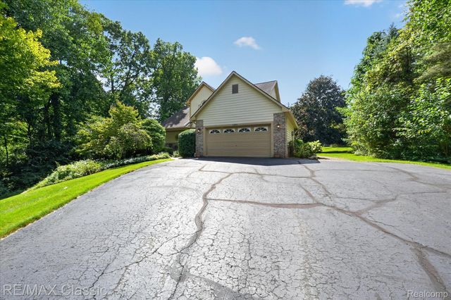 6280 Whispering Meadows Drive, White Lake Charter Township, MI 48383